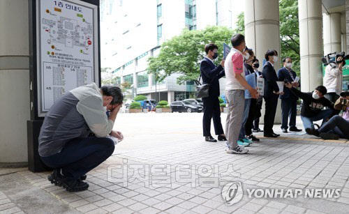 지난 5월 20일 서울 서초구 서울중앙지방법원 앞에서 열린 형제복지원 서울·경기피해자협의회 소속 피해자 국가 상대 80억원 청구 손해배상 소송 기자회견에서 한 피해자가 눈물을 흘리고 있다. <연합뉴스>